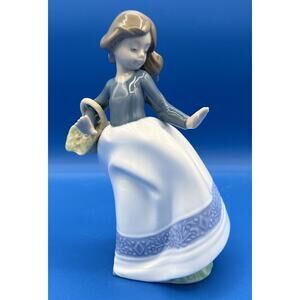 Lladro NAO “Off To Market” Handmade in Spain Porcelain Figurine Glazed Finish